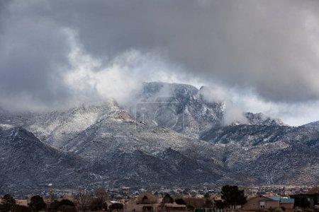 Foto de Snowy Sandia Mountains photographed from northeast Albuquerque, New Mexico. - Imagen libre de derechos