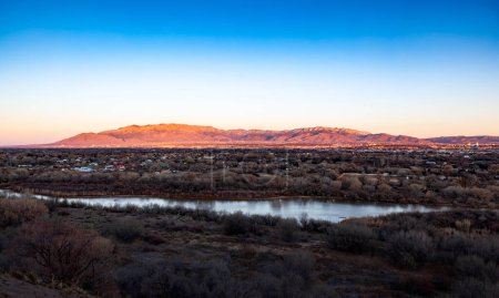 Foto de Albuquerque, New Mexico at sunset with Rio Grande in the front and the Sandia Mountains in the background. - Imagen libre de derechos