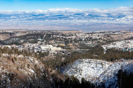 Los Alamos, New Mexico, fotografiert von der Camp May Road im Winter.