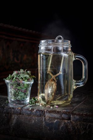 Foto de Caliente escarlata Globemallow té de hierbas en una taza, Sphaeralcea coccinea. - Imagen libre de derechos