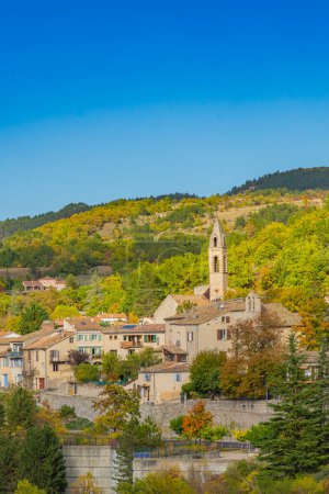 Foto de Panorama de la ciudad de Sisteron con una iglesia en el departamento Alpes-de-Haute-Provence en Francia - Imagen libre de derechos