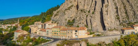 Foto de Sisteron pueblo en la montaña Rocher de la Baume en el departamento de Alpes-de-Haute-Provence en Francia - Imagen libre de derechos