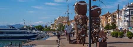 Photo for CAMBRILS, SPAIN-OCTOBER 13 2022: El Pla de les Serenes sculptures and art on the promenade Cambrils Spain, Costa Dorada - Royalty Free Image
