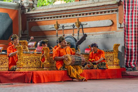 Foto de Bali, Indonesia, 14 de febrero de 2023: Musicans at a Barong Dance show, the traditional balinese performance in Ubud, Bali - Imagen libre de derechos