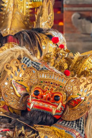 Foto de Bali, Indonesia, 14 de febrero de 2023: Primer plano de la cabeza de un Barong - un león mitológico - en una danza balinesa tradicional en Ubud. - Imagen libre de derechos
