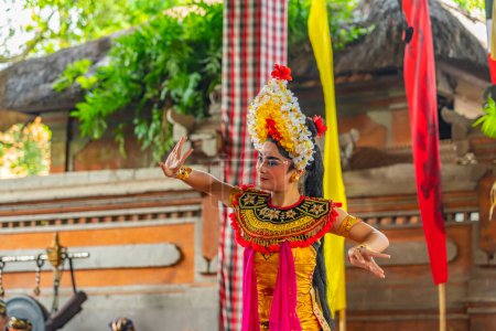 Foto de Bali, Indonesia, 14 de febrero de 2023: Una actuación femenina danza Barong, la danza balinesa tradicional en Ubud, Bali, Indonesia. - Imagen libre de derechos