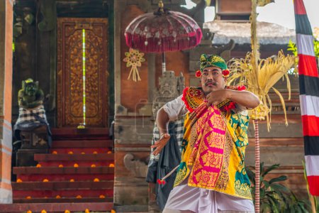 Foto de Bali, Indonesia, 14 de febrero de 2023: Un hombre realiza una danza Barong, la danza balinesa tradicional en Ubud, Bali, Indonesia - Imagen libre de derechos