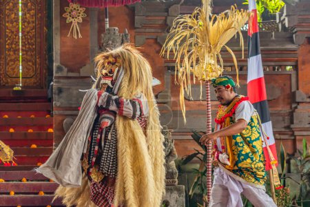 Foto de Bali, Indonesia, 14 de febrero de 2023: Espectáculo de danza Barong, la tradicional actuación balinesa en Ubud, una lucha entre dioses buenos y malos. - Imagen libre de derechos