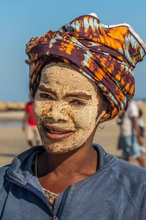 Téléchargez les photos : Morondava, Madagascar - 31 mai 2023 : Une malgache à la peinture masquée, est connue sous le nom de Maçonnerie sur le littoral de Morondava - en image libre de droit