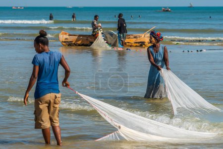 Téléchargez les photos : Morondava, Madagascar - May 31.2023: Two women with fishernet at the coastline from Morondava fishing - en image libre de droit