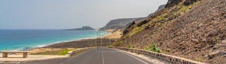 Foto de Panorama de la larga playa con arena blanca y océano turquesa en la isla de Sao Vicente, Cabo Verde - Imagen libre de derechos