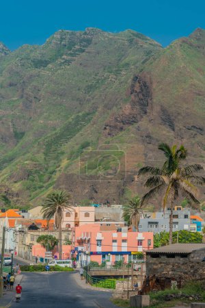 Téléchargez les photos : Ribeira Grande, Cap-Vert - Octobre 10.2023 : Vue sur la rue de Ribeira Grande avec des bâtiments au Cap-Vert île de Santo Antao - en image libre de droit