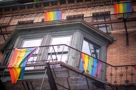 Téléchargez les photos : Drapeaux de fierté suspendus sur un balcon - en image libre de droit