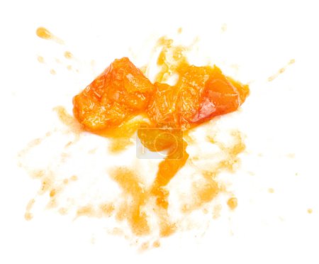 Téléchargez les photos : Abricot mûr écrasé isolé sur blanc - en image libre de droit