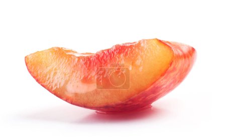 Foto de Rebanada de fruta de cereza dulce aislada sobre fondo blanco - Imagen libre de derechos