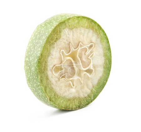 Téléchargez les photos : Tranche de noix vertes isolée sur fond blanc - en image libre de droit