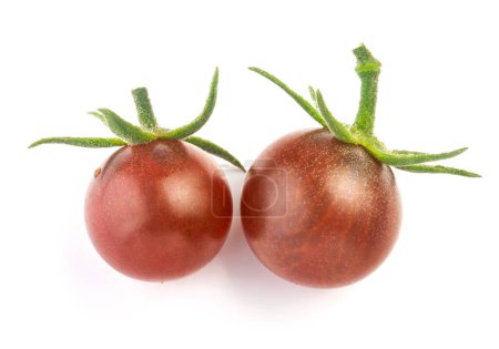 Foto de Tomate fresco de cerezas maduras con pedúnculo verde aislado sobre blanco - Imagen libre de derechos