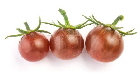 Foto de Tomate fresco de cerezas maduras con pedúnculo verde aislado sobre blanco - Imagen libre de derechos