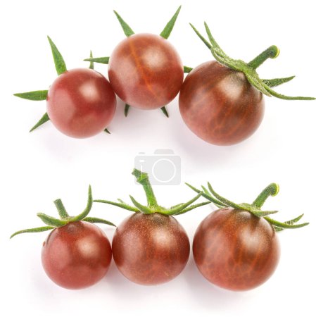 Téléchargez les photos : Tomate fraîche mûre aux cerises avec pédoncule vert isolé sur blanc - en image libre de droit