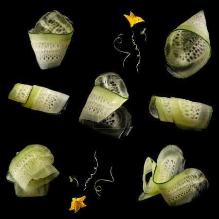 Téléchargez les photos : Ensemble de tranches de concombre avec fleur et vrille spirale sur fond noir - en image libre de droit