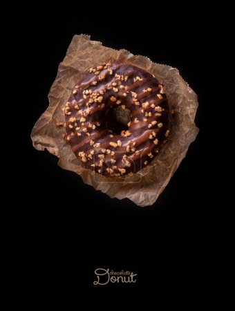 Foto de Donuts de chocolate esmaltado sobre fondo oscuro, vista superior - Imagen libre de derechos