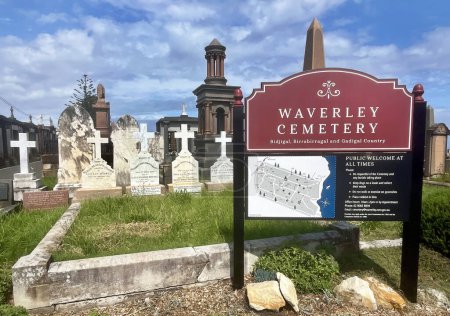 Téléchargez les photos : Sydney, Australie - 27 janvier 2024 : Panneau d'entrée au cimetière Waverley dans la promenade Bondi Coogee. Le cimetière Waverley est un cimetière classé au patrimoine national de Sydney.. - en image libre de droit
