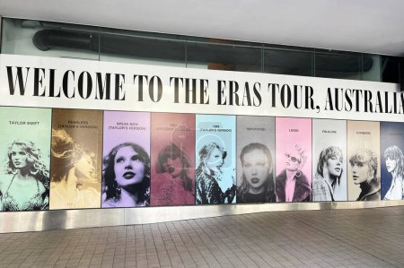 Foto de Sydney, Australia - 13 de febrero de 2024: Taylor Swift promocional banner for the Eras Tour Australia. Fotografía del Universal Music Studio en Sydney. - Imagen libre de derechos