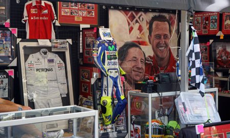 Foto de Melbourne, Australia - 21 de marzo de 2018: Desde gorras hasta carteles, los aficionados pueden sumergirse en el legado del renombrado campeón y leyenda de la Fórmula 1 Michael Schumacher. - Imagen libre de derechos