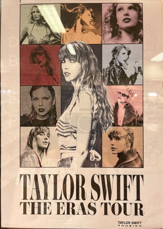 Foto de Sydney, Australia - 05 de marzo de 2024: Taylor Swift 's Eras Tour Australia: Poster de concierto icónico en el puesto de venta de entradas - Imagen libre de derechos