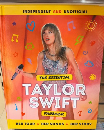 Foto de Sydney, Australia - 05 de marzo de 2024: El fanbook esencial de Taylor Swift (edición no oficial) a la venta en una librería, incluye su historia, canciones e información turística. - Imagen libre de derechos