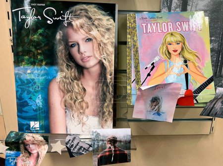 Foto de Sydney, Australia - 05 de marzo de 2024: Estanterías decoradas y dedicadas de Taylor Swift con biografía de tapa dura y fácil libro de canciones de guitarra. - Imagen libre de derechos