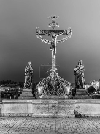 Téléchargez les photos : Prague la capitale de la République tchèque et la plus belle ville d'Europe avec de belles statues sur le pont Charles en noir et blanc. - en image libre de droit