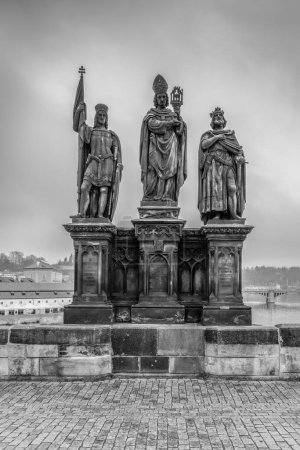 Téléchargez les photos : Prague la capitale de la République tchèque et la plus belle ville d'Europe avec de belles statues sur le pont Charles en noir et blanc. - en image libre de droit