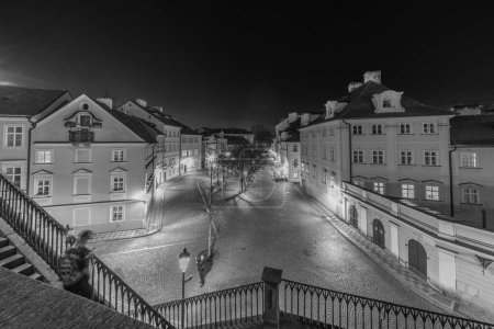 Téléchargez les photos : Prague la capitale de la République tchèque et la plus belle ville d'Europe avec de belles églises temples au design noir et blanc. - en image libre de droit