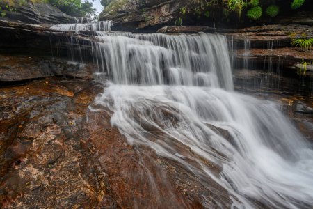 Téléchargez les photos : Cascade colombienne en cascade dans un passage rocheux - en image libre de droit
