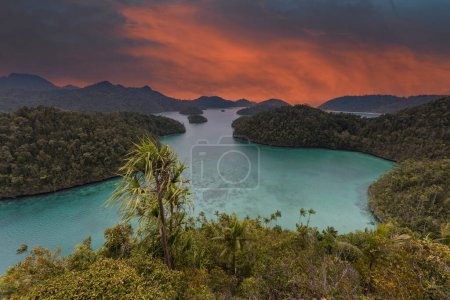 Téléchargez les photos : Indonésie superbe coucher de soleil en Papouasie Raja-Ampat-Papouasie - en image libre de droit