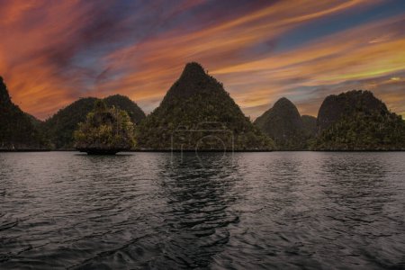 Téléchargez les photos : Indonésie superbe coucher de soleil en Papouasie Raja-Ampat-Papouasie - en image libre de droit