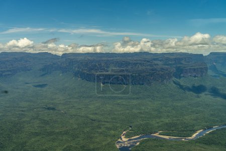 Blick auf die Berge und Schluchten des Canaima-Nationalparks in Venezuela