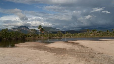 Vue panoramique des montagnes et des canyons du parc national de Canaima au Venezuela