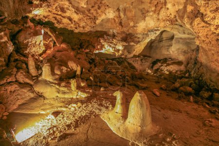 Foto de Decoración de piedra en las cuevas de Koneprusy en la región conocida como Karst de Bohemia, República Checa. - Imagen libre de derechos