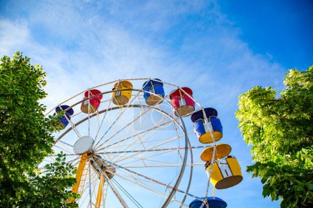 Téléchargez les photos : Carnaval Grande Roue dans un parc d'attractions en plein air par une chaude journée d'été. Un symbole de couleur de l'été et du plaisir - en image libre de droit