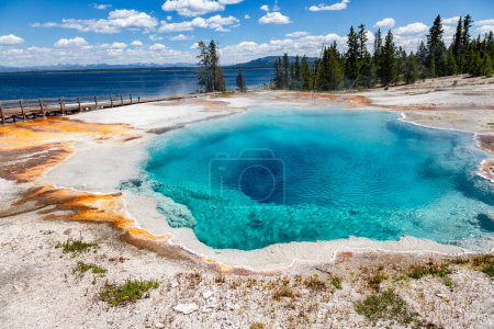 Foto de Aguas termales en el parque nacional de Yellowstone, EE.UU. - Imagen libre de derechos