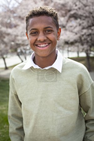 Foto de Retrato de un adolescente afroamericano sonriente - Imagen libre de derechos