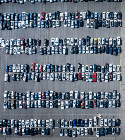 Foto de Vista aérea de un estacionamiento lleno de filas y filas o coches - Imagen libre de derechos