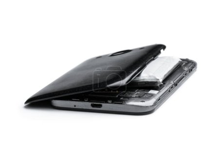 Téléchargez les photos : Smartphone détruit par la batterie au lithium explosé isolé sur blanc - en image libre de droit