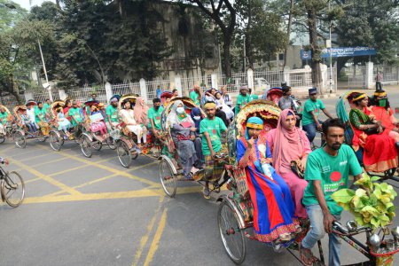 Téléchargez les photos : Une organisation a tenu un rassemblement de pousse-pousse lors des célébrations du 52e Jour de la Victoire à Dacca, Bangladesh, le 16 décembre 202 - en image libre de droit