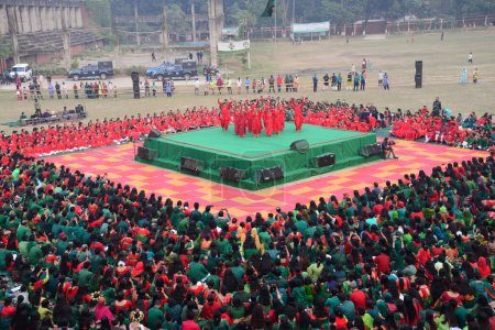 Téléchargez les photos : Organisation culturelle bangladaise Chayanot a organisé un programme culturel au terrain de jeu de l'Université de Dacca lors des célébrations du 52e Jour de la Victoire à Dacca, Bangladesh, le 16 décembre 202 - en image libre de droit