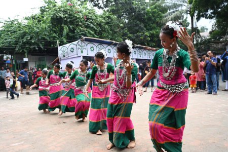 Foto de Artistas indígenas bangladesíes bailan sobre música en un festival de comida indígena en Daca, Bangladesh, el 11 de agosto de 2023. Pueblos indígenas bangladesíes organizan dos días de festivales de alimentación indígena para conmemorar el Día Mundial de los Pueblos Indígenas en Daca - Imagen libre de derechos