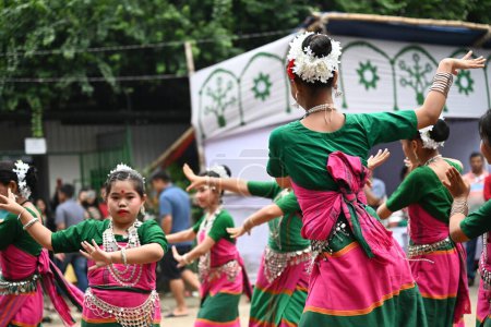 Téléchargez les photos : Des artistes indigènes bangladais dansent sur la musique lors d'un festival alimentaire autochtone à Dacca, au Bangladesh, le 11 août 2023. Les peuples autochtones bangladais organisent deux jours de festivals alimentaires autochtones pour marquer la Journée mondiale des peuples autochtones à Dacca - en image libre de droit