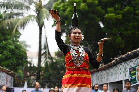 Téléchargez les photos : Des artistes indigènes bangladais dansent sur la musique lors d'un festival alimentaire autochtone à Dacca, au Bangladesh, le 11 août 2023. Les peuples autochtones bangladais organisent deux jours de festivals alimentaires autochtones pour marquer la Journée mondiale des peuples autochtones à Dacca - en image libre de droit